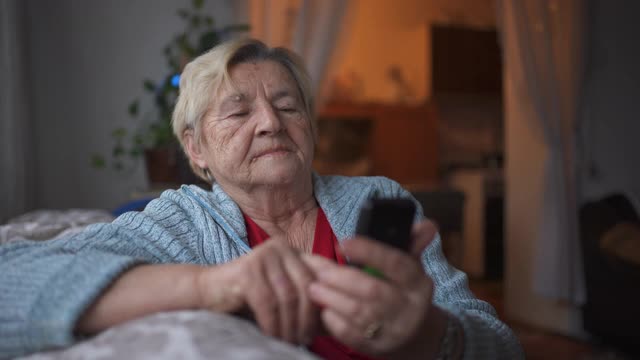 可爱的奶奶和她在国外的家人通电话视频下载