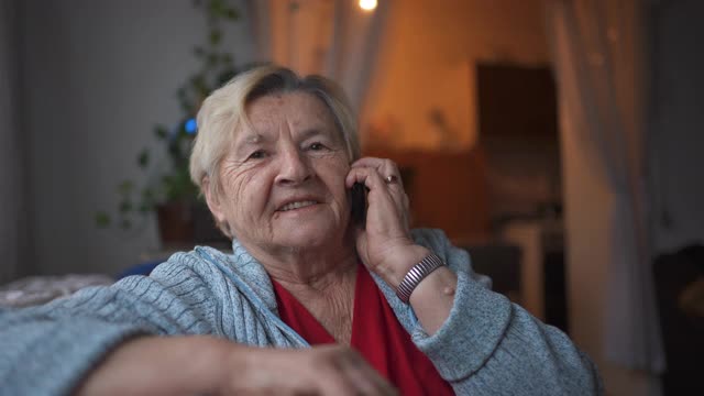 很长一段时间没有收到她在国外的家人的来信，愉快的奶奶在和他们通电话时无法掩饰她的兴奋视频下载