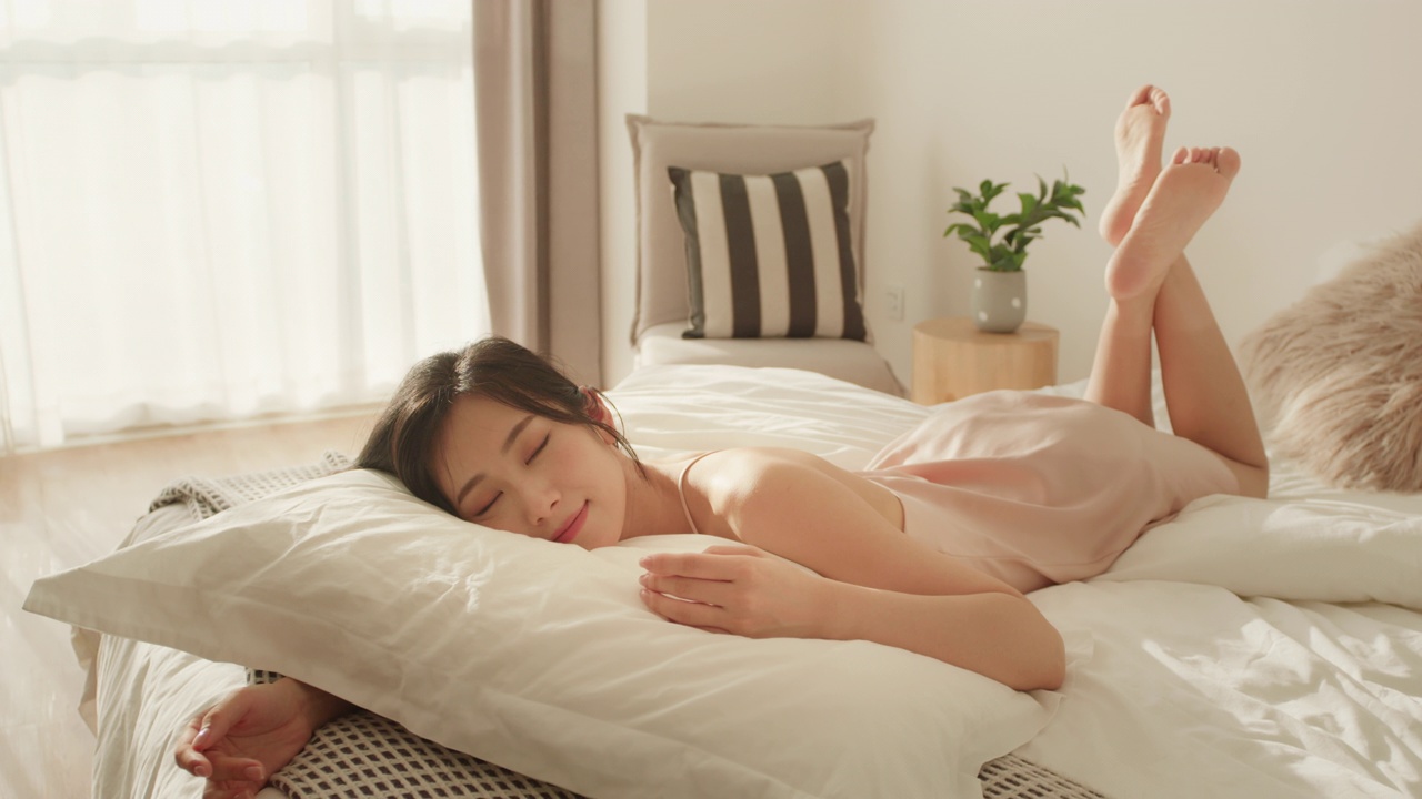 年轻女子躺在床上，4K视频下载
