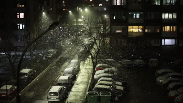 美丽的冬季景观与飘落的雪。城市的冬夜视频素材