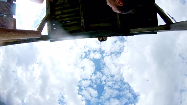 一个年轻人从一座塔上跳入湖中视频下载
