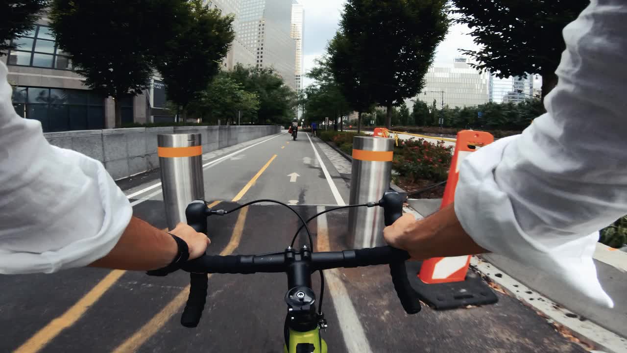 POV自行车骑行:在纽约用手机使用公路赛车的通勤者视频下载