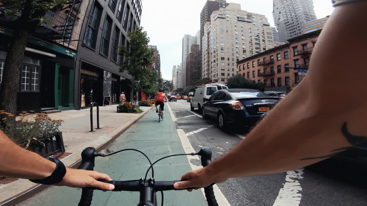 POV自行车骑:男人与公路赛车在纽约视频下载