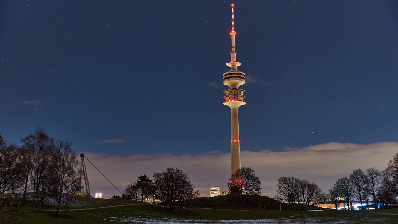 在慕尼黑奥林匹克塔的夜晚延时拍摄。在慕尼黑奥林匹克公园的夜晚延时拍摄。视频素材
