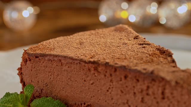 SLO MO巧克力被倒在巧克力慕斯蛋糕视频下载