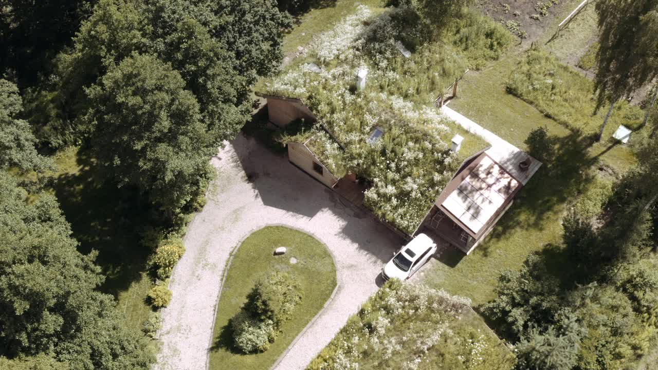 飞过乡下有草屋顶的房子视频素材