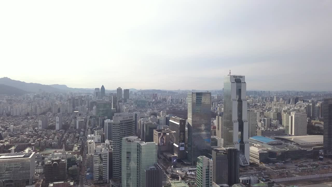 在韩国首尔三城区/江南区，Teheranno路和韩国世贸中心周围的摩天大楼视频素材