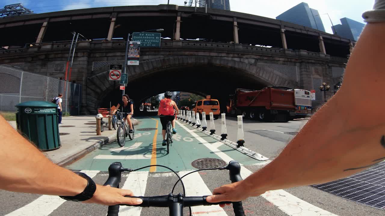 POV自行车骑:男人与公路赛车在纽约视频素材