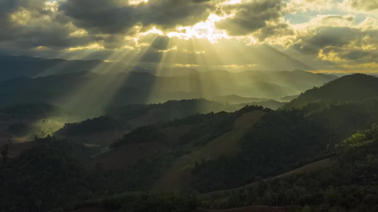 上帝之光与山景的超摺视频素材
