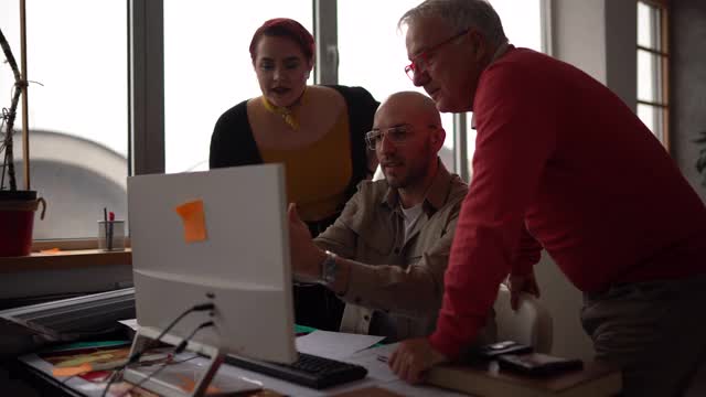 建筑师团队在办公室电脑上一起工作视频下载