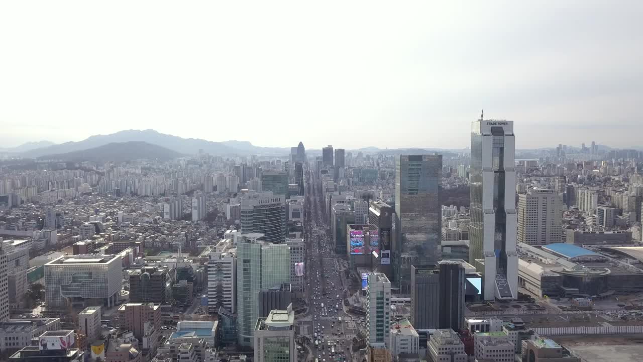 在韩国首尔三城区/江南区，Teheranno路和韩国世贸中心周围的摩天大楼视频素材