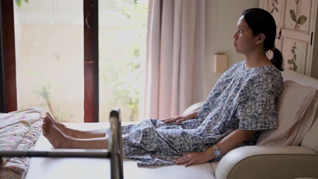 孤独亚洲女病人视频素材
