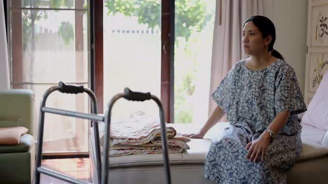孤独亚洲女病人视频素材