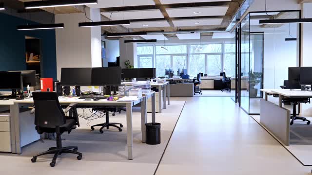 一个空旷的现代阁楼办公室的内部开放空间视频下载