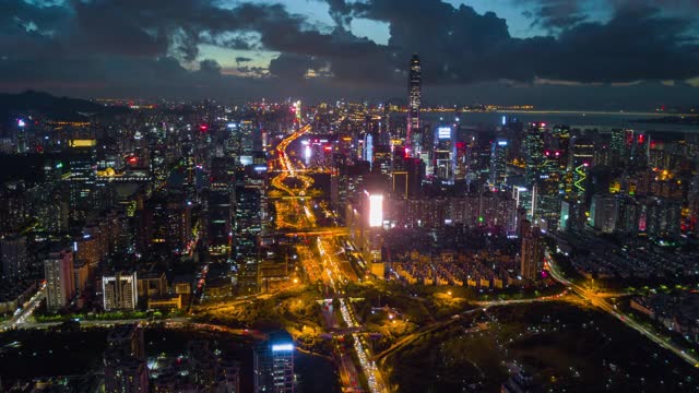 中国日落之夜照亮著名的深圳市交通路口航拍全景，4k时间的推移视频下载