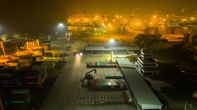 中国夜景时间照亮了深圳著名港口航拍全景，4k时间间隔视频下载