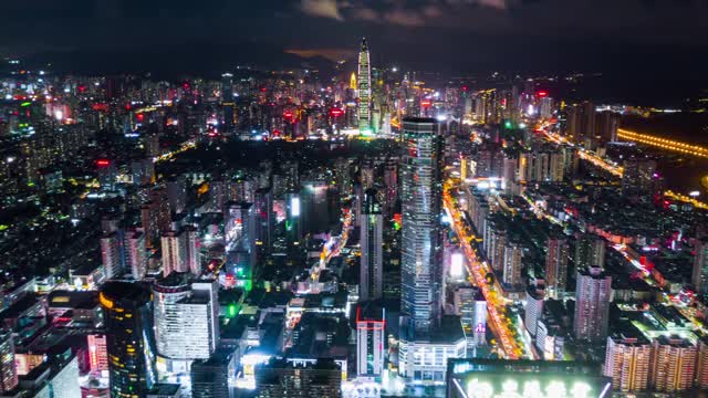 中国夜景照亮了著名的深圳市区，4k时间的航拍全景视频下载