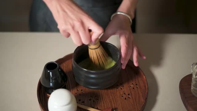 女人用竹打蛋器泡抹茶视频下载