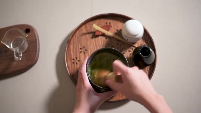 女人用竹打蛋器泡抹茶视频下载