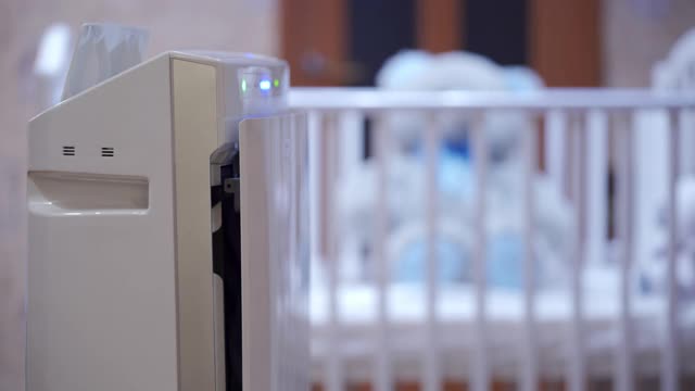 卧室的空气净化器加湿器，婴儿床前的工作加湿器视频素材