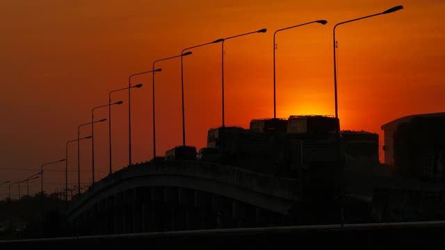 日落时桥上的车流。视频下载