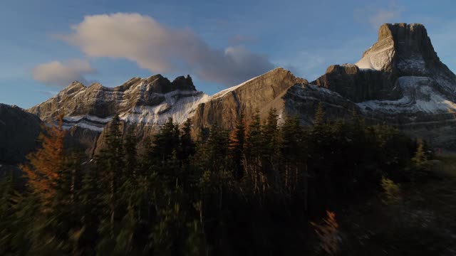 飞向加拿大落基山脉的山峰| 4K无人机视频下载