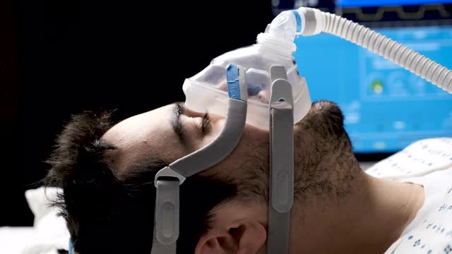 一个年轻人连上了呼吸机面罩视频素材