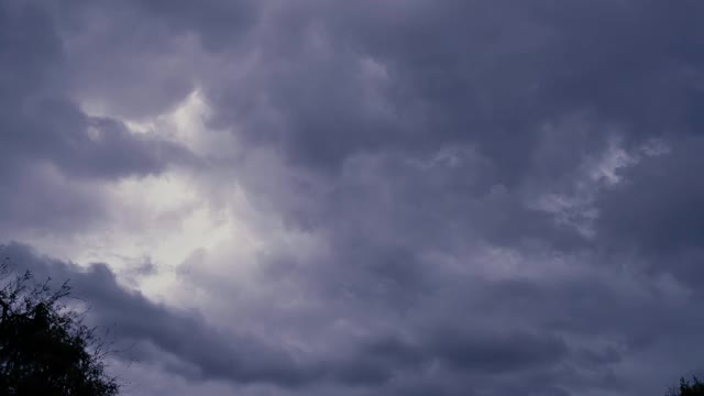 风暴延时与云移动在深灰色和蓝色的天空视频素材