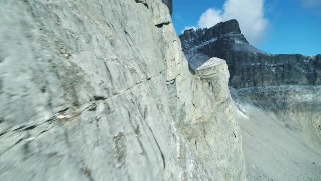 无人机在落基山脉边缘的岩层中飞行视频下载