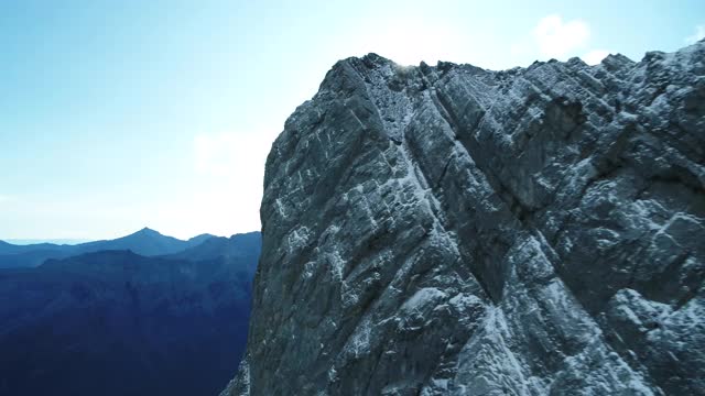 环绕加拿大落基山脉的雪山峰飞行| 4K视频素材