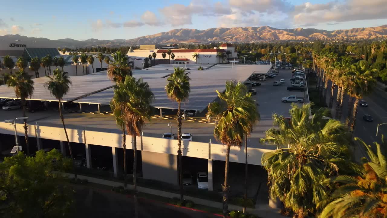 太阳能电池板在停车场无人机鸟瞰图洛杉矶加利福尼亚州视频下载