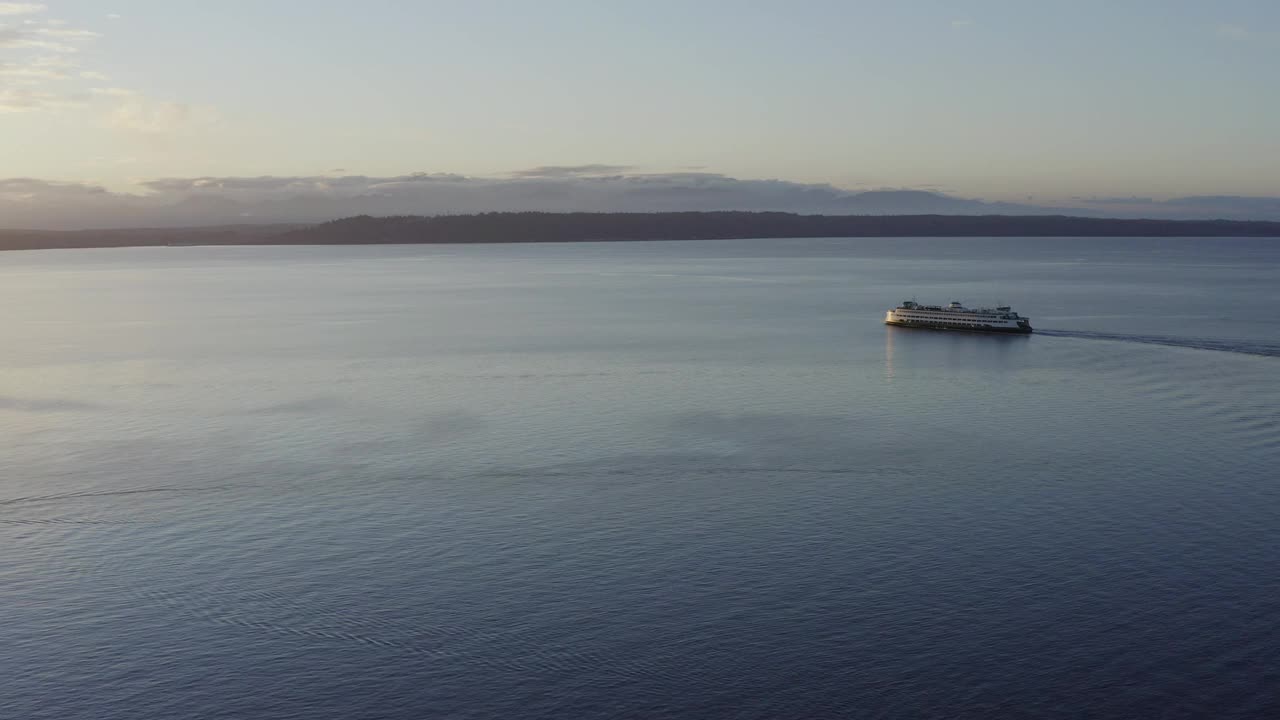 华盛顿普吉特海湾的日落与奥林匹克山，埃德蒙兹，华盛顿无人机鸟瞰图视频下载