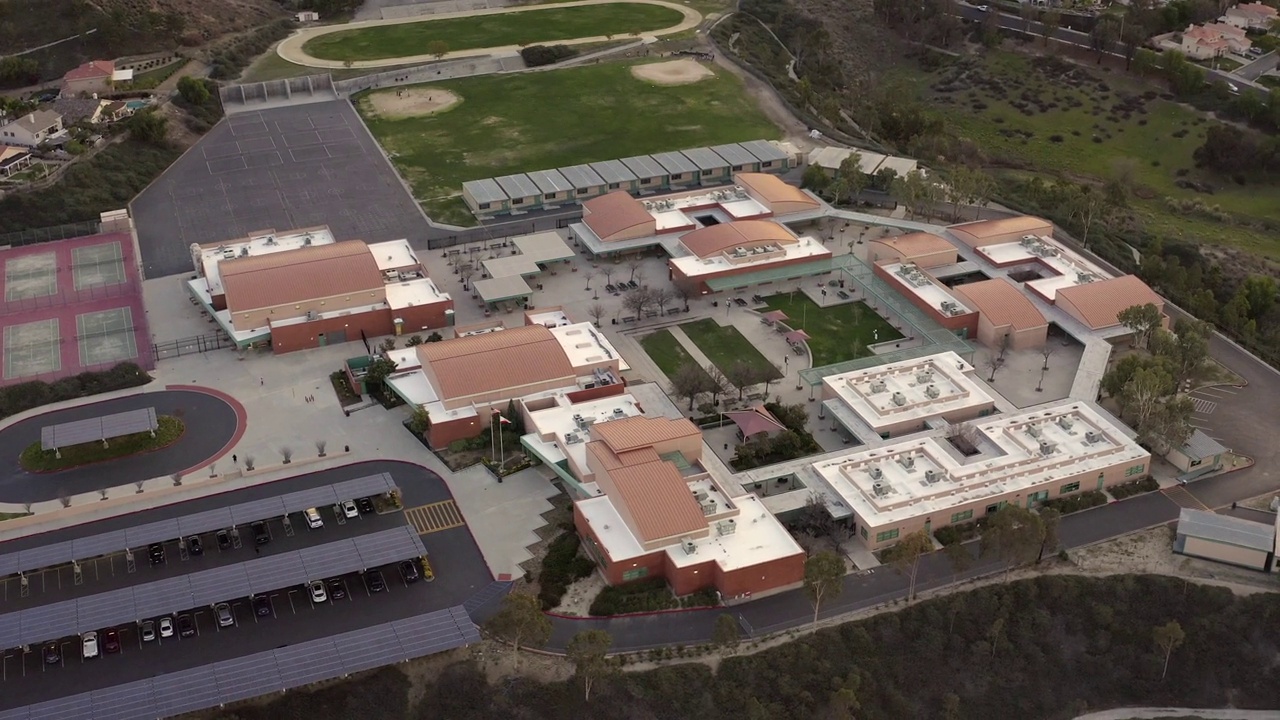 高中无人机鸟瞰图圣克拉利塔加利福尼亚州视频下载