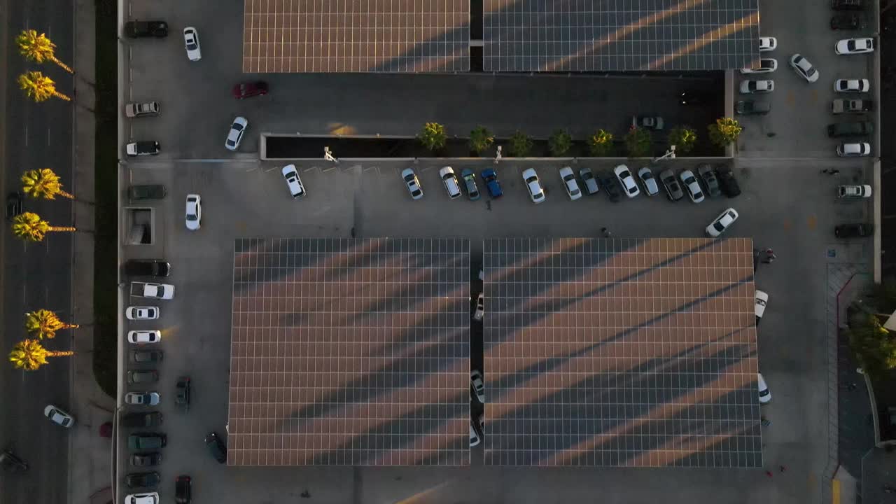 太阳能电池板在停车场无人机鸟瞰图加州洛杉矶视频下载