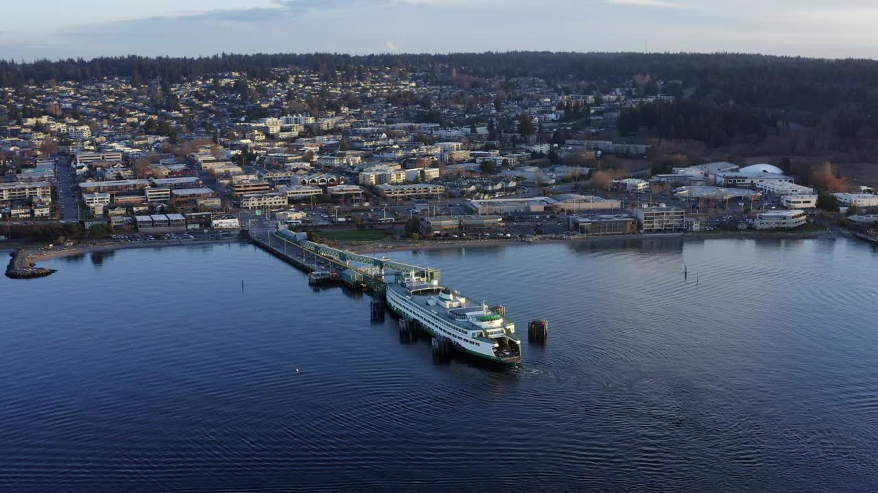 在埃德蒙兹码头的华盛顿州轮渡，华盛顿无人机鸟瞰图视频下载