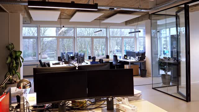 一个空旷的现代阁楼办公室的内部开放空间视频下载
