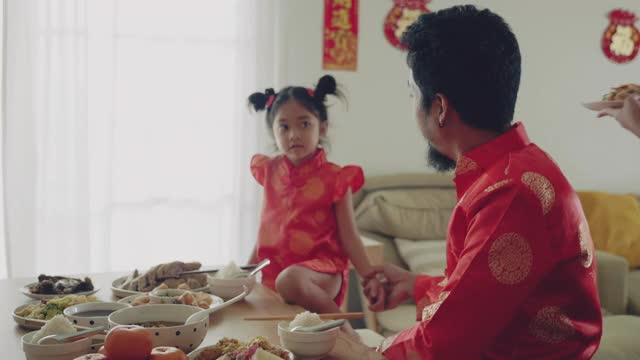 一家人在中国新年那天吃饭。视频素材