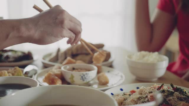一家人在中国新年那天吃饭。视频素材