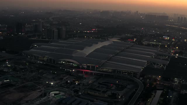 航拍广州现代交通枢纽夜景视频下载