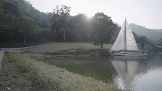 在湖上航行的帆船视频素材