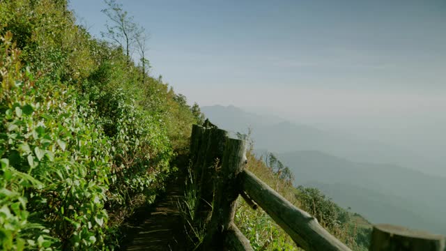 狭窄的自然走道一边是一座山，另一边是一个深渊，位于土因他农国家公园(Doi Inthanon National Park)的顶部，当地人称之为giew mae pan。视频下载