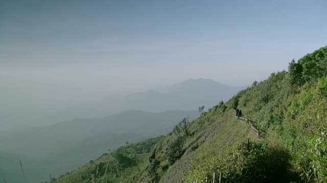 狭窄的自然走道一边是一座山，另一边是一个深渊，位于土因他农国家公园(Doi Inthanon National Park)的顶部，当地人称之为giew mae pan。视频下载