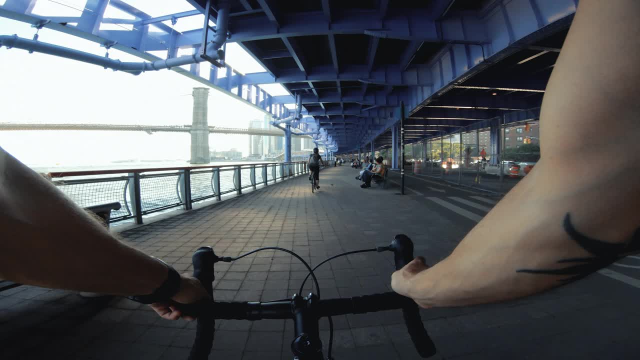 POV自行车骑行:在纽约曼哈顿下城，男子与公路赛车视频下载