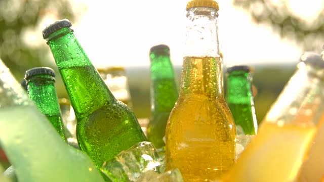 冰柜里的冰块掉在啤酒瓶上视频下载