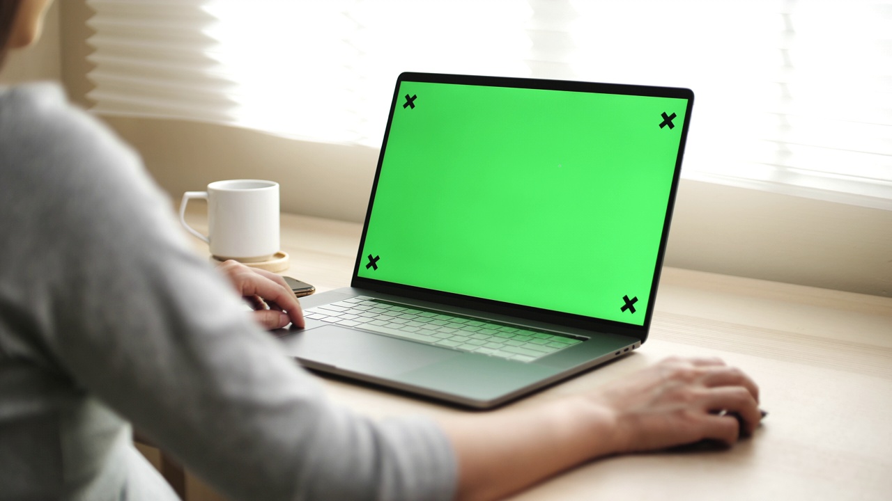 在家里使用带有绿色屏幕显示器的笔记本电脑视频素材