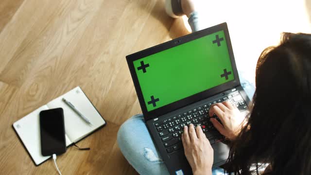 用绿色屏幕笔记本电脑的女人视频素材