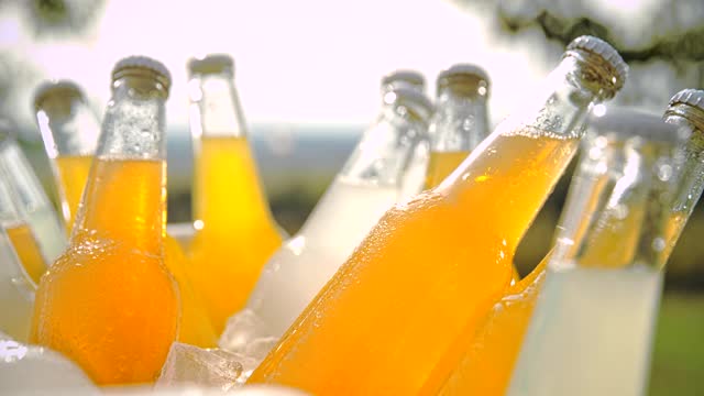 冰柜里的冰块掉在软饮料瓶上视频下载