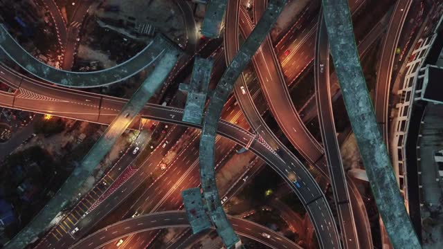 无人机直接俯瞰城市夜景与高架公路桥交叉路口视频素材