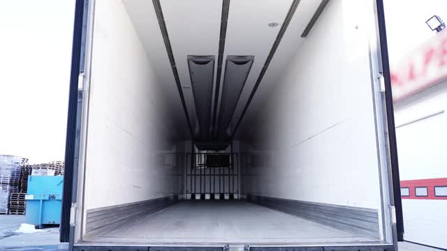 运输食品的卡车空箱体内的运动视频下载