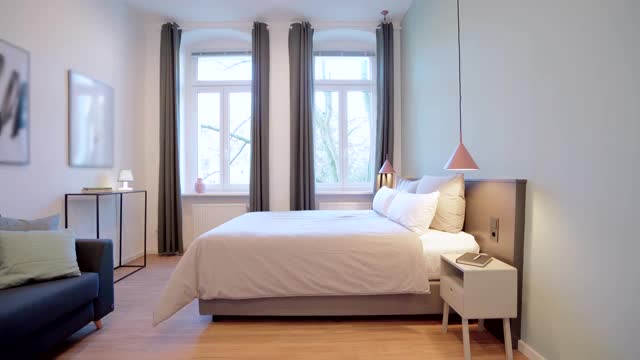优雅和简单的卧室与一个特大号床视频下载